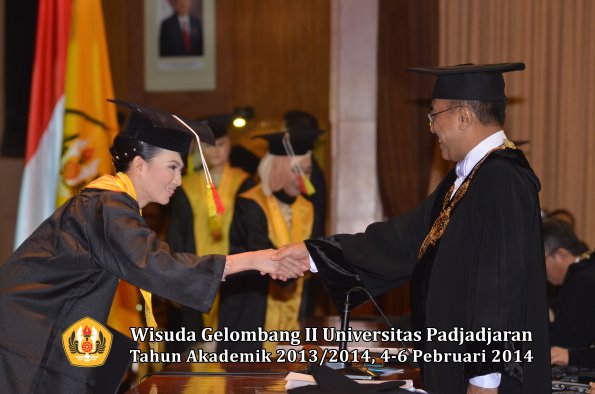 wisuda-unpad-gel-ii-ta-2013_2014-fakultas-mipa-oleh-rektor-040