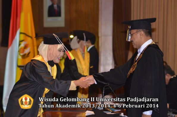 wisuda-unpad-gel-ii-ta-2013_2014-fakultas-mipa-oleh-rektor-041