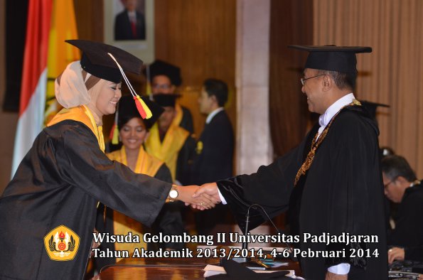 wisuda-unpad-gel-ii-ta-2013_2014-fakultas-mipa-oleh-rektor-042