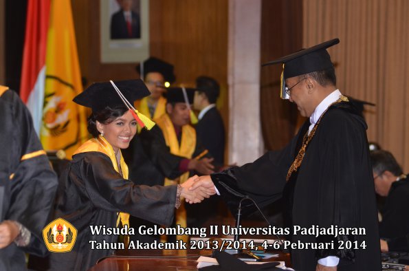 wisuda-unpad-gel-ii-ta-2013_2014-fakultas-mipa-oleh-rektor-043