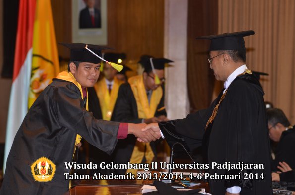 wisuda-unpad-gel-ii-ta-2013_2014-fakultas-mipa-oleh-rektor-044