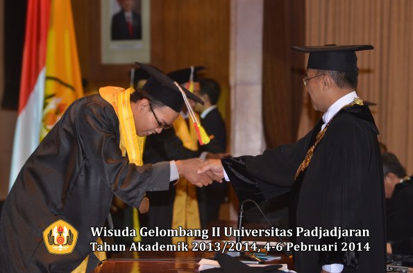 wisuda-unpad-gel-ii-ta-2013_2014-fakultas-mipa-oleh-rektor-045