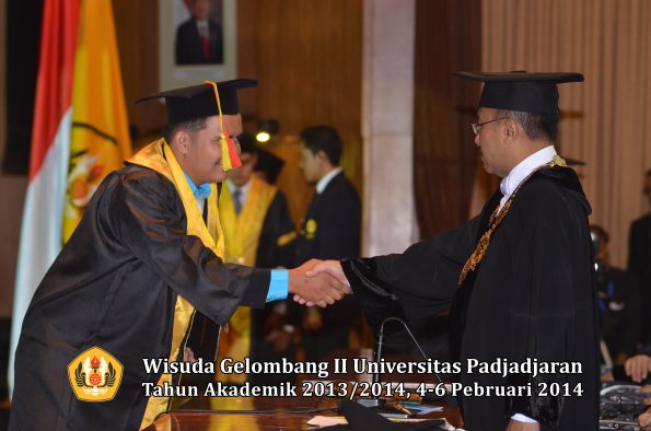 wisuda-unpad-gel-ii-ta-2013_2014-fakultas-mipa-oleh-rektor-046