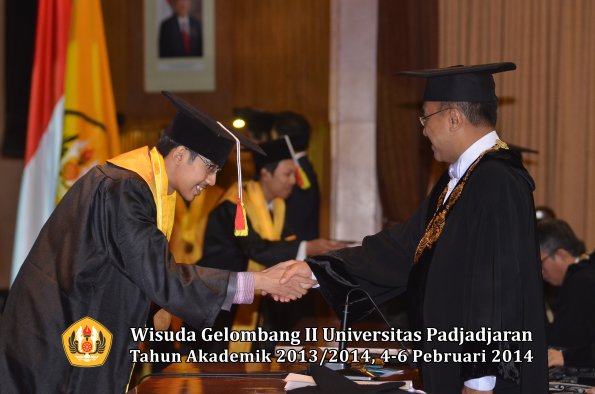 wisuda-unpad-gel-ii-ta-2013_2014-fakultas-mipa-oleh-rektor-048