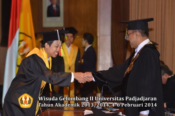 wisuda-unpad-gel-ii-ta-2013_2014-fakultas-mipa-oleh-rektor-049