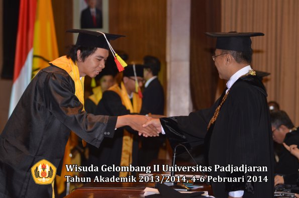 wisuda-unpad-gel-ii-ta-2013_2014-fakultas-mipa-oleh-rektor-050