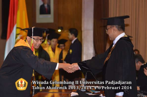 wisuda-unpad-gel-ii-ta-2013_2014-fakultas-mipa-oleh-rektor-051