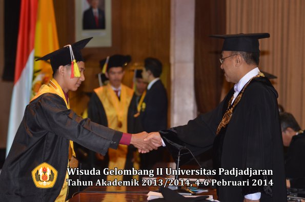 wisuda-unpad-gel-ii-ta-2013_2014-fakultas-mipa-oleh-rektor-052