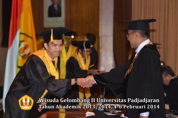 wisuda-unpad-gel-ii-ta-2013_2014-fakultas-mipa-oleh-rektor-053