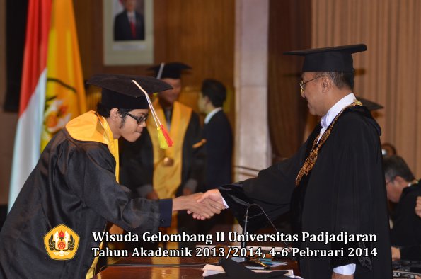 wisuda-unpad-gel-ii-ta-2013_2014-fakultas-mipa-oleh-rektor-054