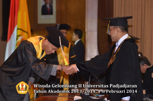 wisuda-unpad-gel-ii-ta-2013_2014-fakultas-mipa-oleh-rektor-055