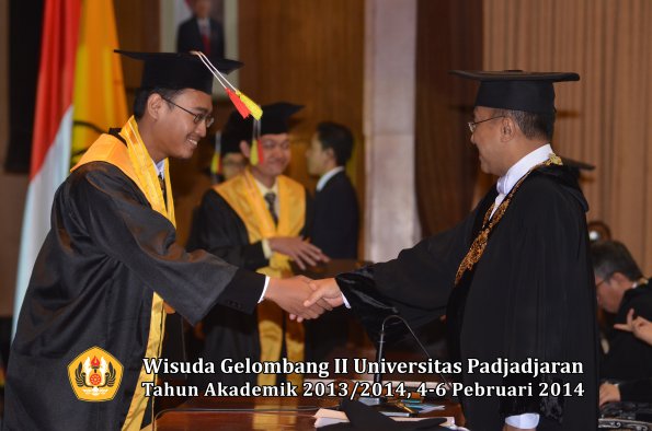 wisuda-unpad-gel-ii-ta-2013_2014-fakultas-mipa-oleh-rektor-056