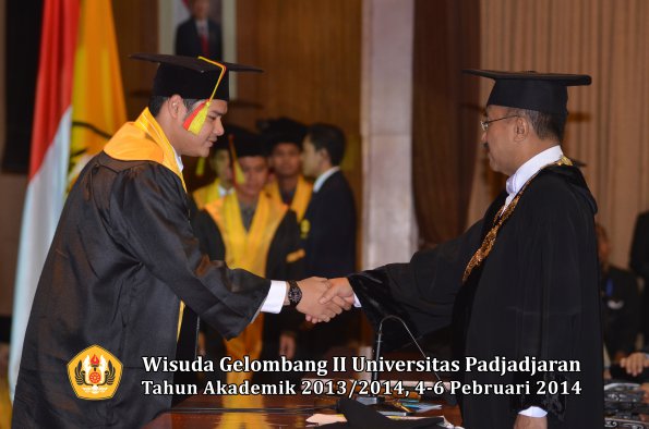 wisuda-unpad-gel-ii-ta-2013_2014-fakultas-mipa-oleh-rektor-057