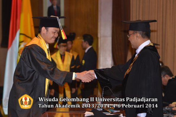 wisuda-unpad-gel-ii-ta-2013_2014-fakultas-mipa-oleh-rektor-058