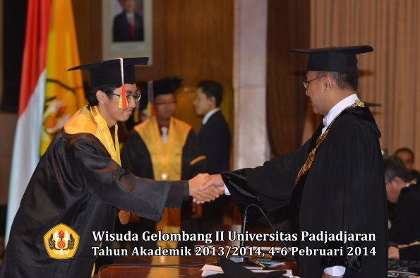 wisuda-unpad-gel-ii-ta-2013_2014-fakultas-mipa-oleh-rektor-059