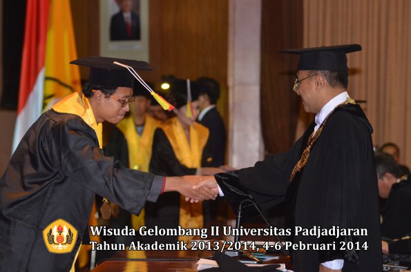 wisuda-unpad-gel-ii-ta-2013_2014-fakultas-mipa-oleh-rektor-060