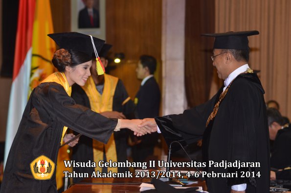 wisuda-unpad-gel-ii-ta-2013_2014-fakultas-mipa-oleh-rektor-061