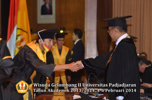 wisuda-unpad-gel-ii-ta-2013_2014-fakultas-mipa-oleh-rektor-062