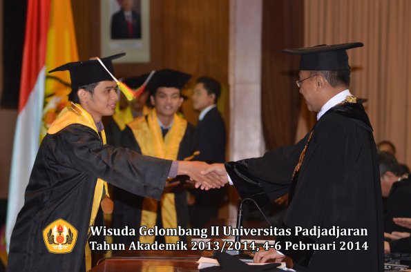 wisuda-unpad-gel-ii-ta-2013_2014-fakultas-mipa-oleh-rektor-063