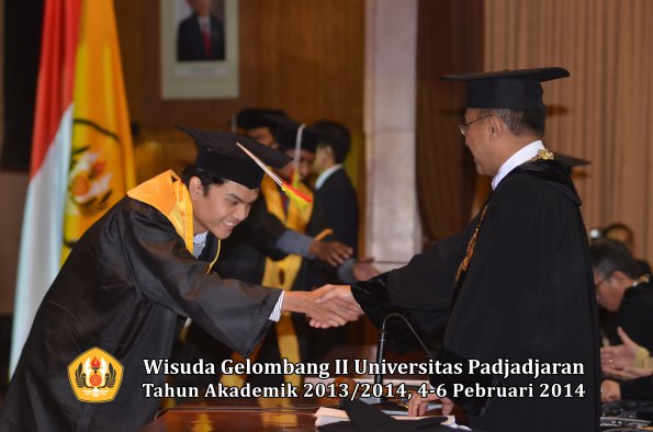 wisuda-unpad-gel-ii-ta-2013_2014-fakultas-mipa-oleh-rektor-064