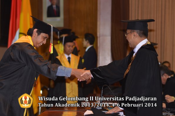 wisuda-unpad-gel-ii-ta-2013_2014-fakultas-mipa-oleh-rektor-065