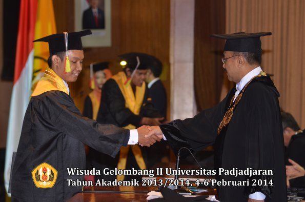 wisuda-unpad-gel-ii-ta-2013_2014-fakultas-mipa-oleh-rektor-066