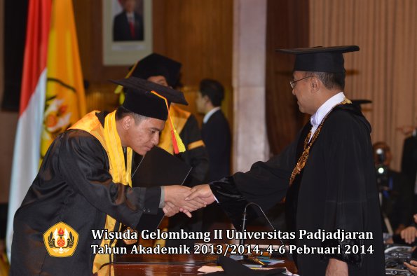 wisuda-unpad-gel-ii-ta-2013_2014-fakultas-mipa-oleh-rektor-068