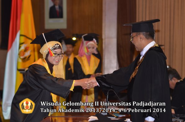 wisuda-unpad-gel-ii-ta-2013_2014-fakultas-mipa-oleh-rektor-070