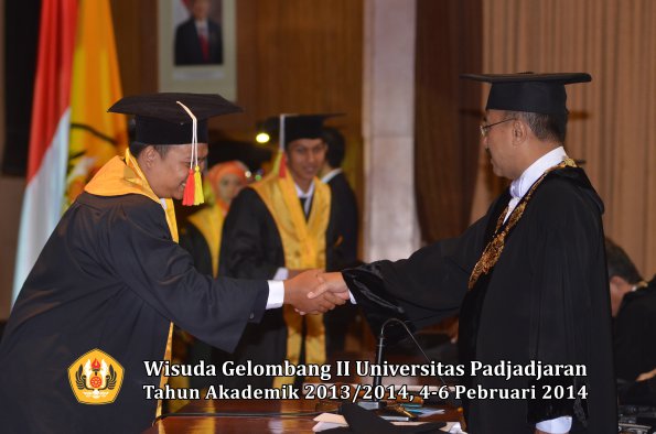 wisuda-unpad-gel-ii-ta-2013_2014-fakultas-mipa-oleh-rektor-073