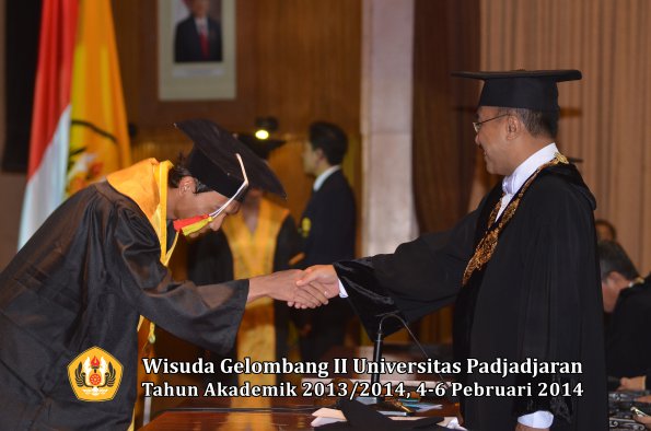 wisuda-unpad-gel-ii-ta-2013_2014-fakultas-mipa-oleh-rektor-087