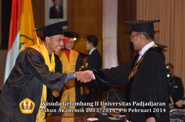 wisuda-unpad-gel-ii-ta-2013_2014-fakultas-mipa-oleh-rektor-090