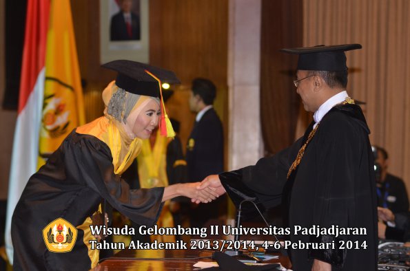 wisuda-unpad-gel-ii-ta-2013_2014-fakultas-mipa-oleh-rektor-095