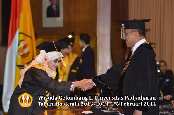 wisuda-unpad-gel-ii-ta-2013_2014-fakultas-mipa-oleh-rektor-098