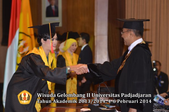 wisuda-unpad-gel-ii-ta-2013_2014-fakultas-mipa-oleh-rektor-102