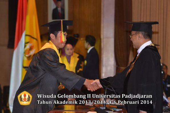 wisuda-unpad-gel-ii-ta-2013_2014-fakultas-mipa-oleh-rektor-105
