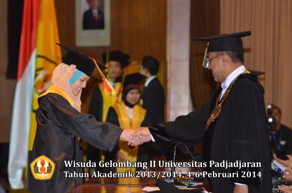 wisuda-unpad-gel-ii-ta-2013_2014-fakultas-mipa-oleh-rektor-108