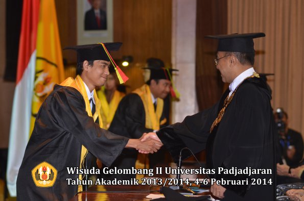 wisuda-unpad-gel-ii-ta-2013_2014-fakultas-mipa-oleh-rektor-115