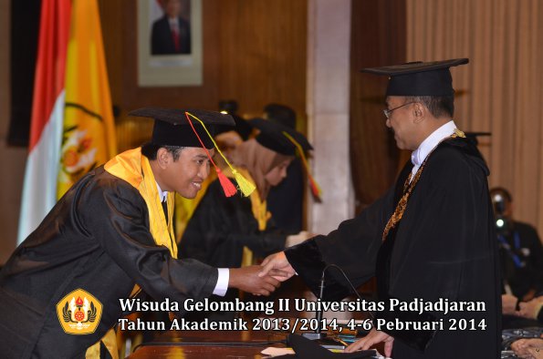 wisuda-unpad-gel-ii-ta-2013_2014-fakultas-mipa-oleh-rektor-116