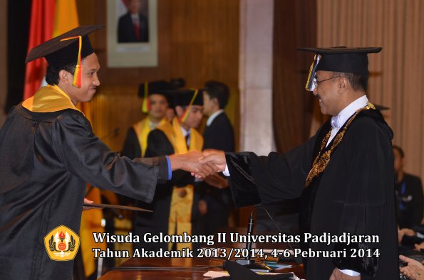 wisuda-unpad-gel-ii-ta-2013_2014-fakultas-mipa-oleh-rektor-121