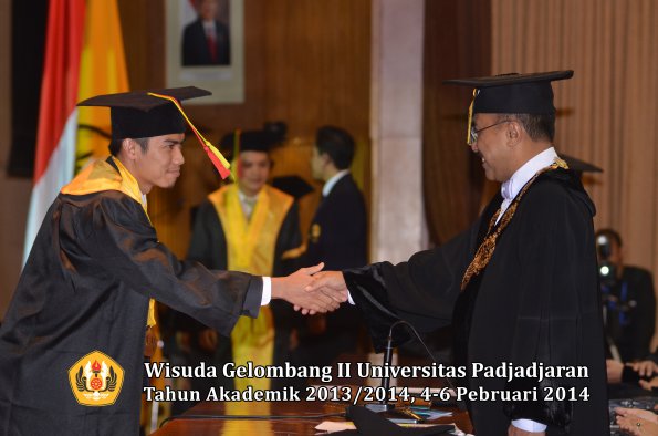 wisuda-unpad-gel-ii-ta-2013_2014-fakultas-mipa-oleh-rektor-122