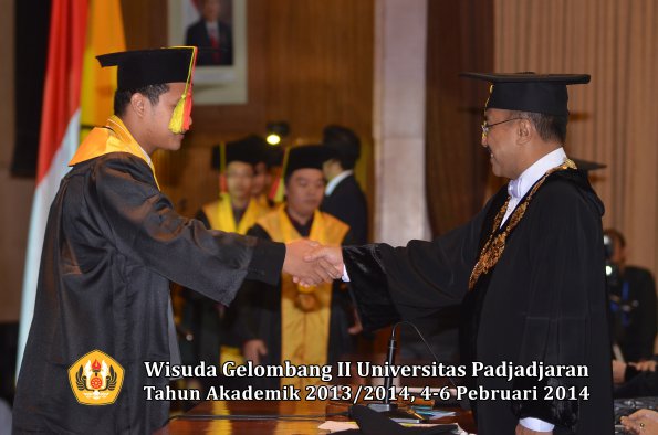 wisuda-unpad-gel-ii-ta-2013_2014-fakultas-mipa-oleh-rektor-123