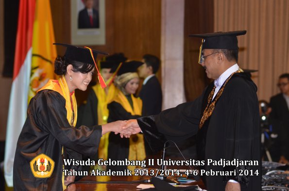 wisuda-unpad-gel-ii-ta-2013_2014-fakultas-mipa-oleh-rektor-125