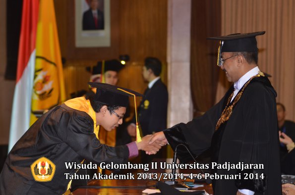 wisuda-unpad-gel-ii-ta-2013_2014-fakultas-mipa-oleh-rektor-126