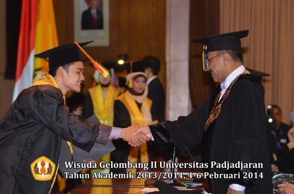 wisuda-unpad-gel-ii-ta-2013_2014-fakultas-mipa-oleh-rektor-127