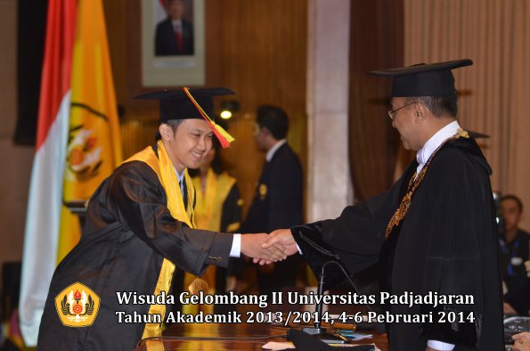 wisuda-unpad-gel-ii-ta-2013_2014-fakultas-mipa-oleh-rektor-131