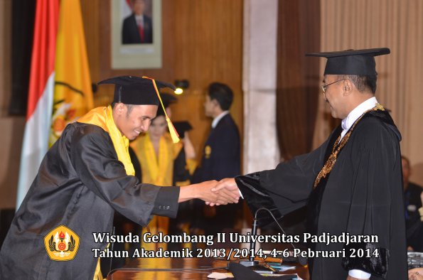 wisuda-unpad-gel-ii-ta-2013_2014-fakultas-mipa-oleh-rektor-135