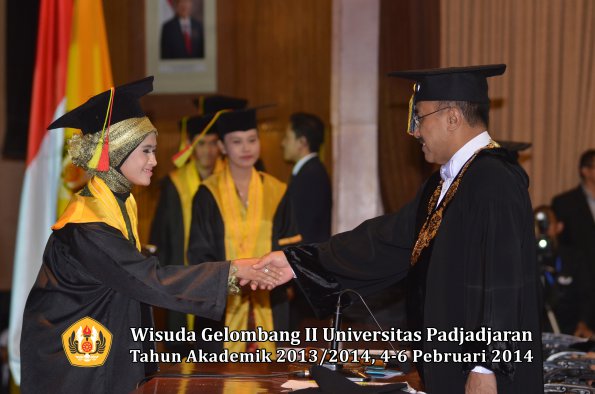 wisuda-unpad-gel-ii-ta-2013_2014-fakultas-mipa-oleh-rektor-136
