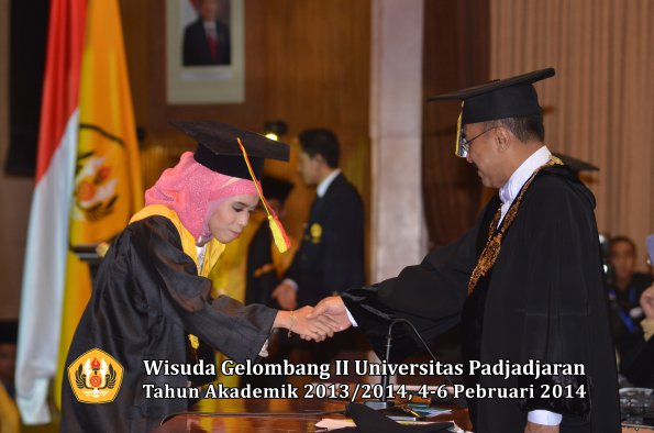wisuda-unpad-gel-ii-ta-2013_2014-fakultas-mipa-oleh-rektor-139