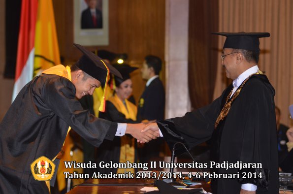 wisuda-unpad-gel-ii-ta-2013_2014-fakultas-mipa-oleh-rektor-144