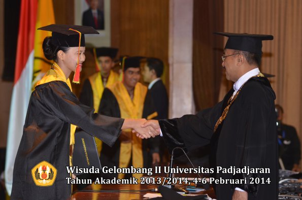 wisuda-unpad-gel-ii-ta-2013_2014-fakultas-mipa-oleh-rektor-147